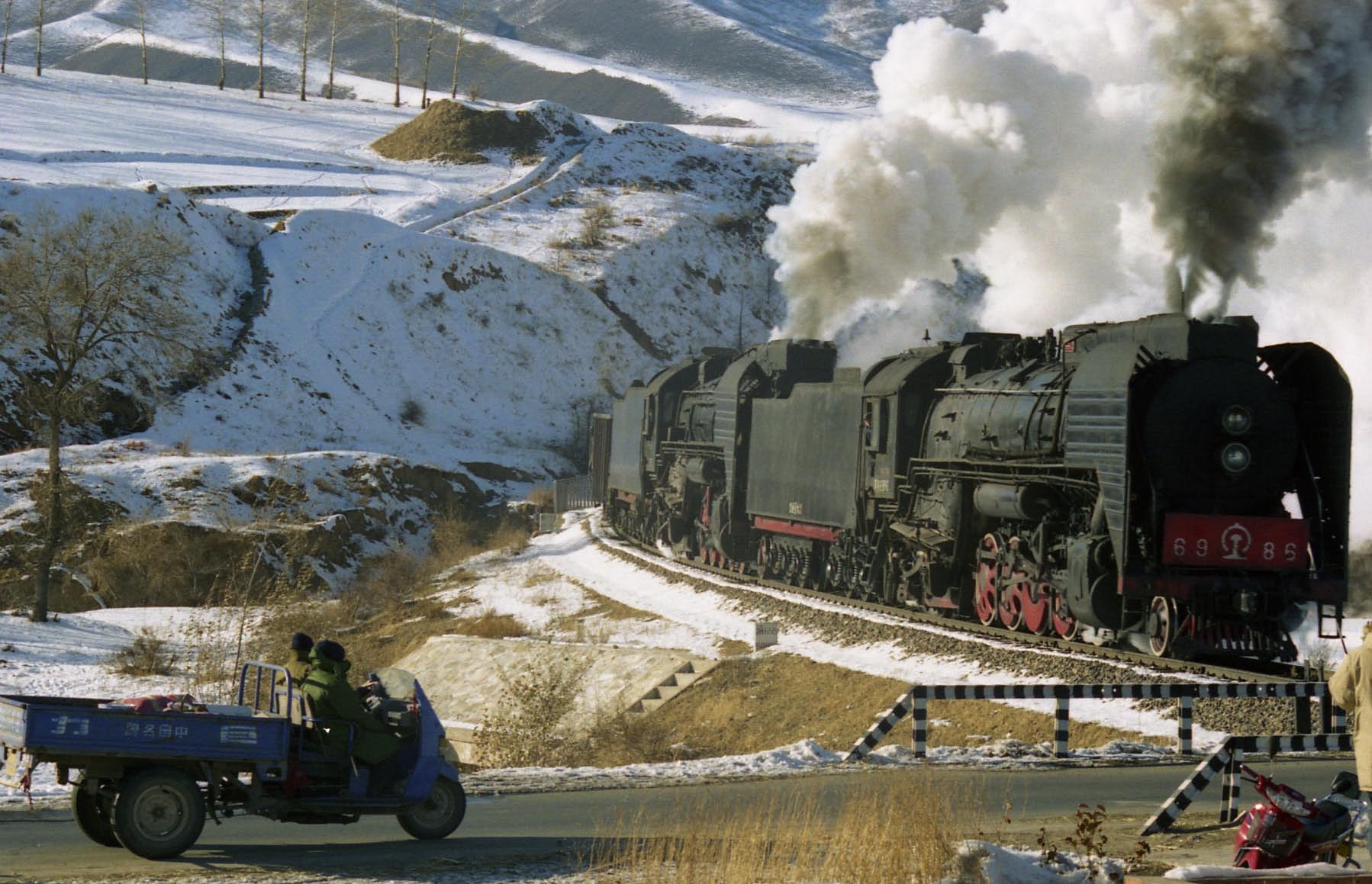 2 QJs at Reshui level crossing